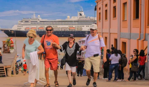 Temporada de cruzeiros: turistas conhecem belezas de Parintins, no AM