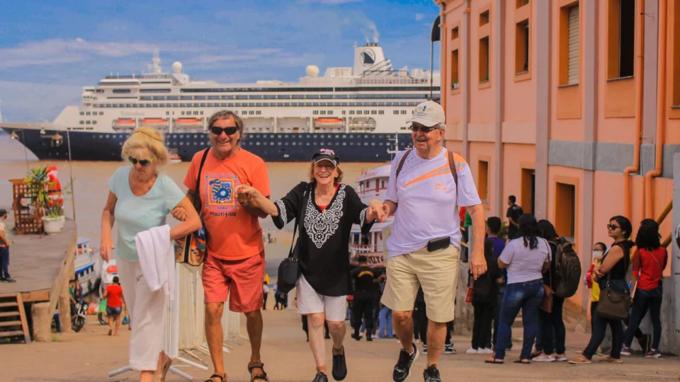 Temporada de cruzeiros: turistas conhecem belezas de Parintins, no AM