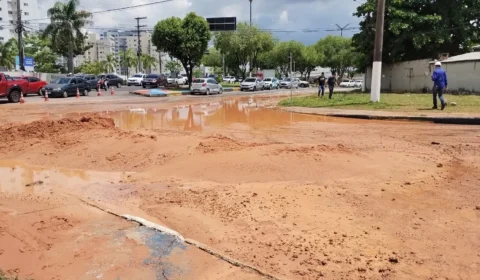 Tubulação rompe e lama invade casas na Zona Oeste de Manaus
