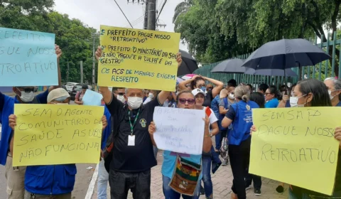 Agentes de saúde protestam por aumento do piso salarial em frente à Prefeitura de Manaus