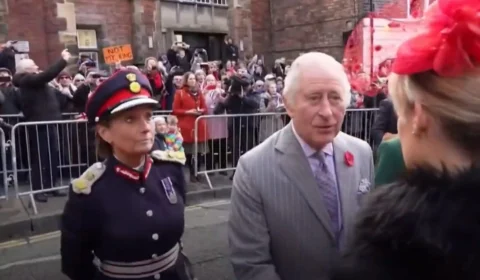 Homem lança ovos no Rei Charles III em evento na Inglaterra; veja vídeo