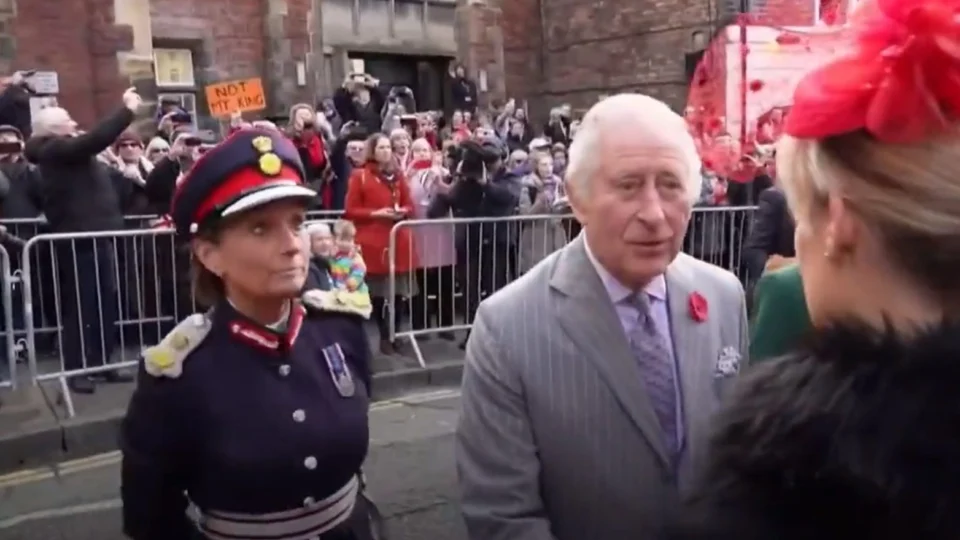 Homem lança ovos no Rei Charles III em evento na Inglaterra; veja vídeo