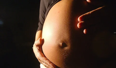 Bebê é morto com 24 facadas pela própria mãe após o parto, em SC