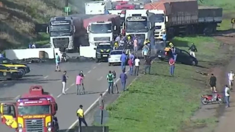 Bloqueio estradas: PRF já autou 182 caminhoneiros e multa pode chegar a R$ 17 mil