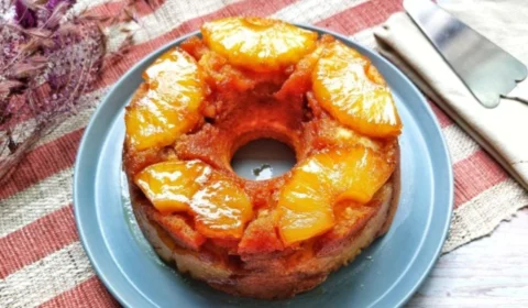 Receita Fácil: aprenda a fazer bolo caramelo de abacaxi em 60 min