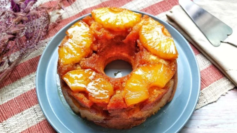 Receita Fácil: aprenda a fazer bolo caramelo de abacaxi em 60 min