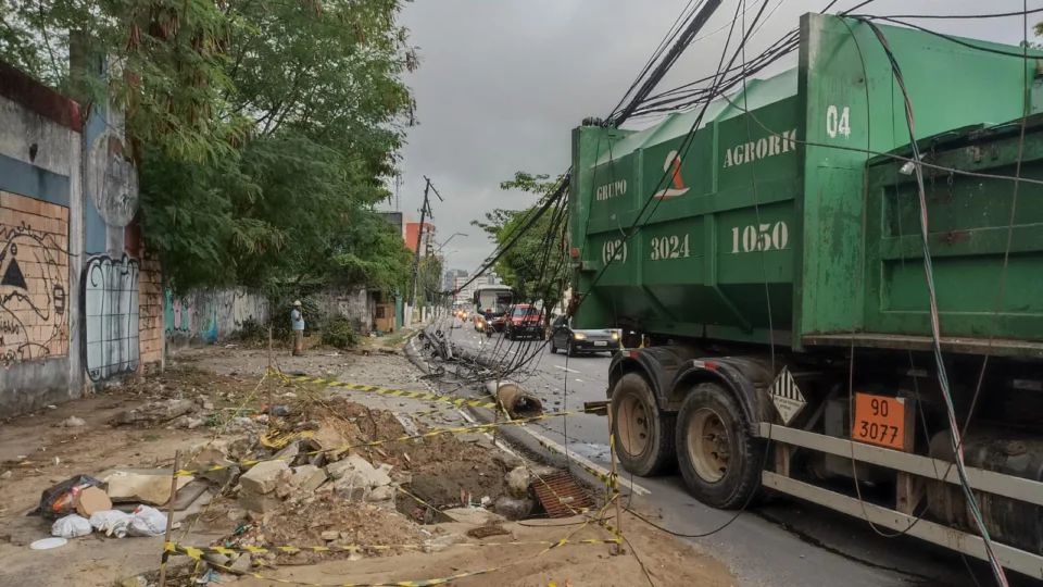 Vídeo: caminhão derruba poste e danifica rede elétrica em Manaus