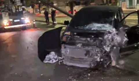 Homem fica ferido após carro bater em poste de energia elétrica em Manaus