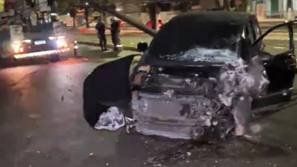 Homem fica ferido após carro bater em poste de energia elétrica em Manaus