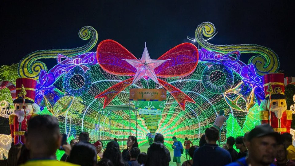 Decoração natalina na Ponta Negra é opção de lazer no feriadão em Manaus
