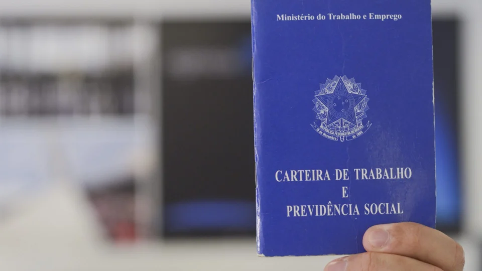 Massa salarial cresce para nível recorde; IBGE destaca mais gente trabalhando