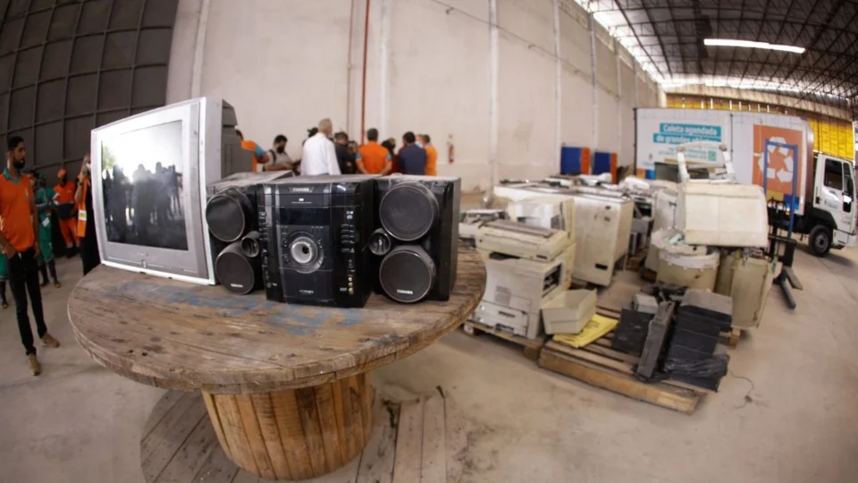 Drive-thru é usado em campanha de coleta em Manaus neste sábado, 19