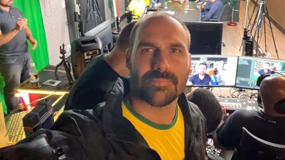 Conselho de Ética decide avanço da cassação de Eduardo Bolsonaro