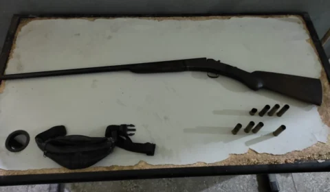 Com espingarda em mãos, homem é preso ao atirar em rua de Ipixuna, no AM