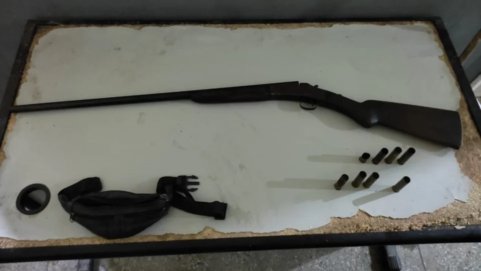 Com espingarda em mãos, homem é preso ao atirar em rua de Ipixuna, no AM