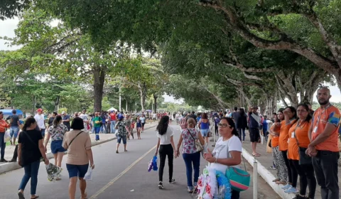 Finados: cemitérios de Manaus recebem milhares de visitantes em dia de homenagens e saudade
