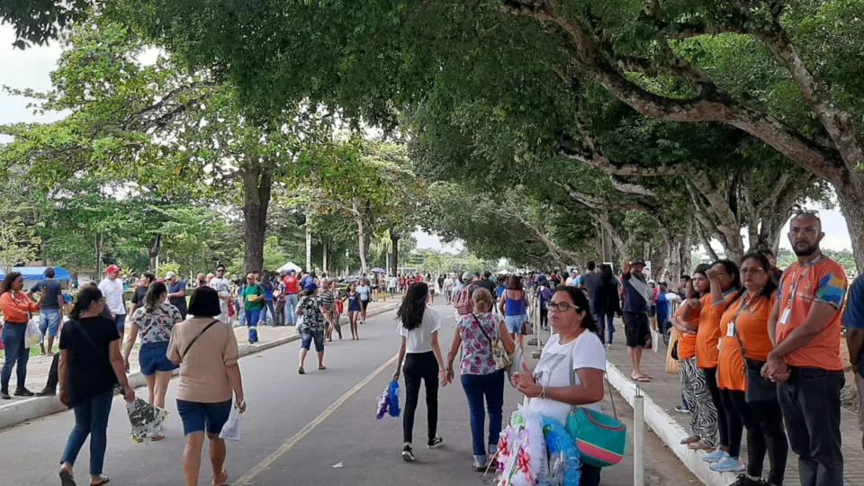 Finados: cemitérios de Manaus recebem milhares de visitantes em dia de homenagens e saudade