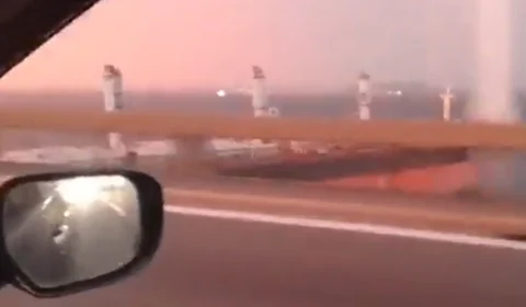 Navio à deriva bate na ponte Rio-Niterói no Rio de Janeiro; local está fechado
