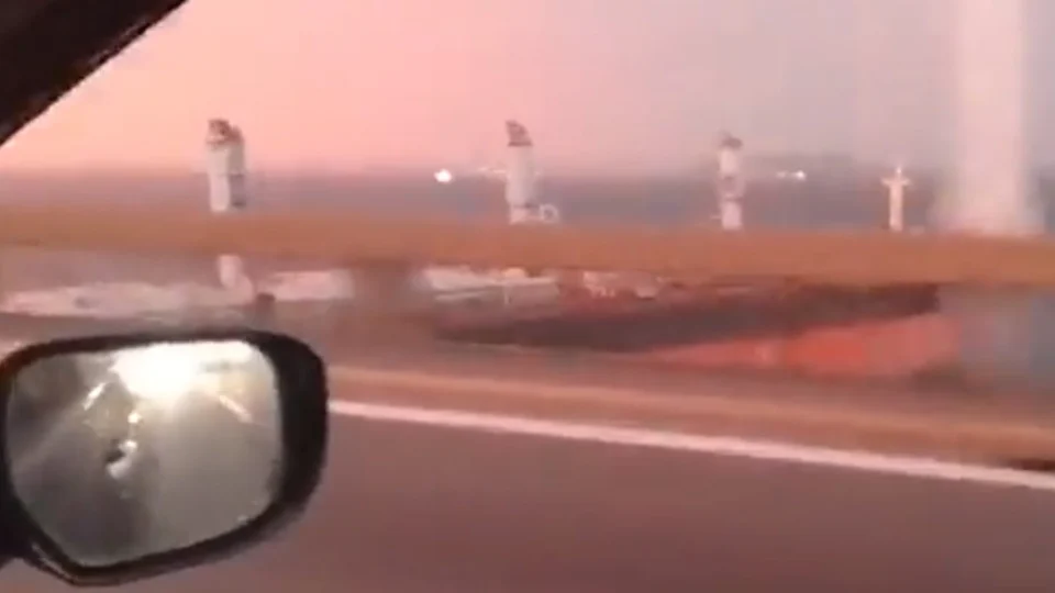 Navio à deriva bate na ponte Rio-Niterói no Rio de Janeiro; local está fechado