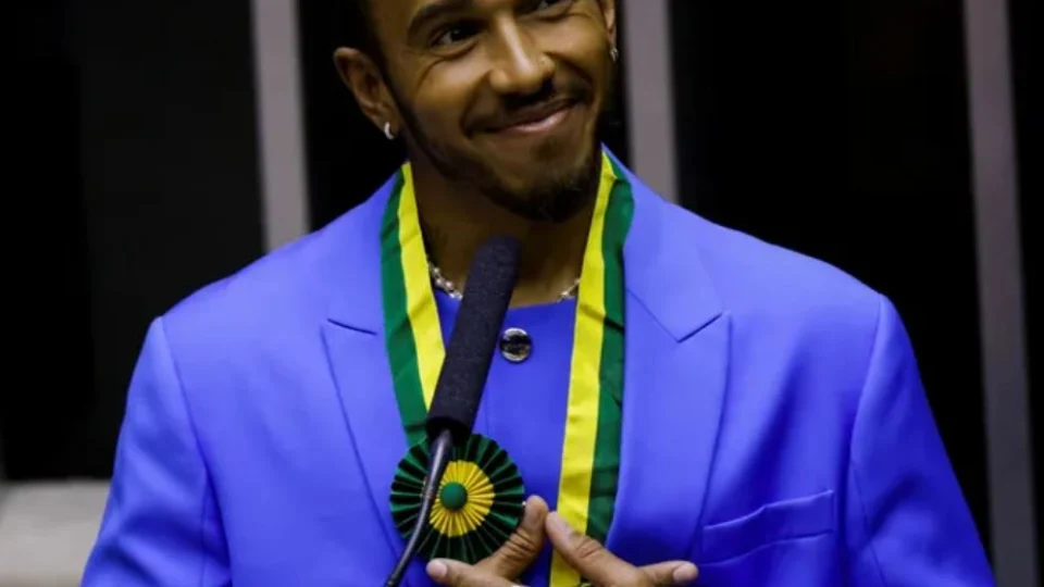 Lewis Hamilton recebe título de cidadão honorário brasileiro