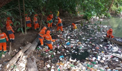 Igarapé recebe serviço de limpeza na Zona Centro-Oeste de Manaus