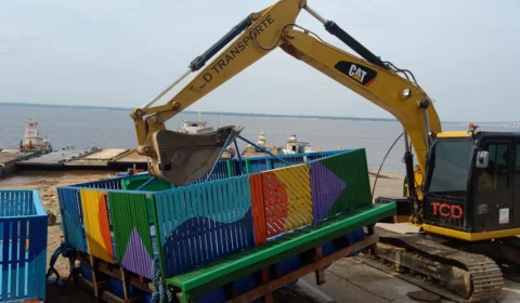 Lixeiras flutuantes são entregues para mais 2 comunidades em Manaus