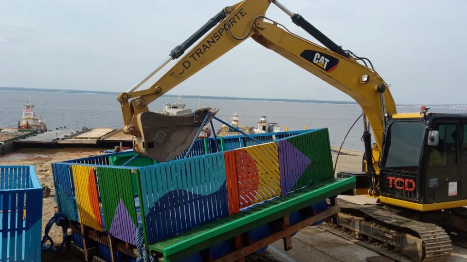 Lixeiras flutuantes são entregues para mais 2 comunidades em Manaus