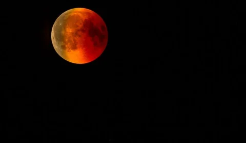 Último eclipse lunar do ano acontece nesta terça-feira; saiba como acompanhar
