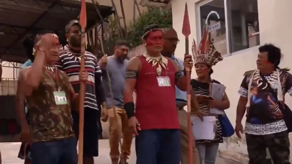 Funcionários são feitos reféns durante manifestação indígena na Funai em Manaus