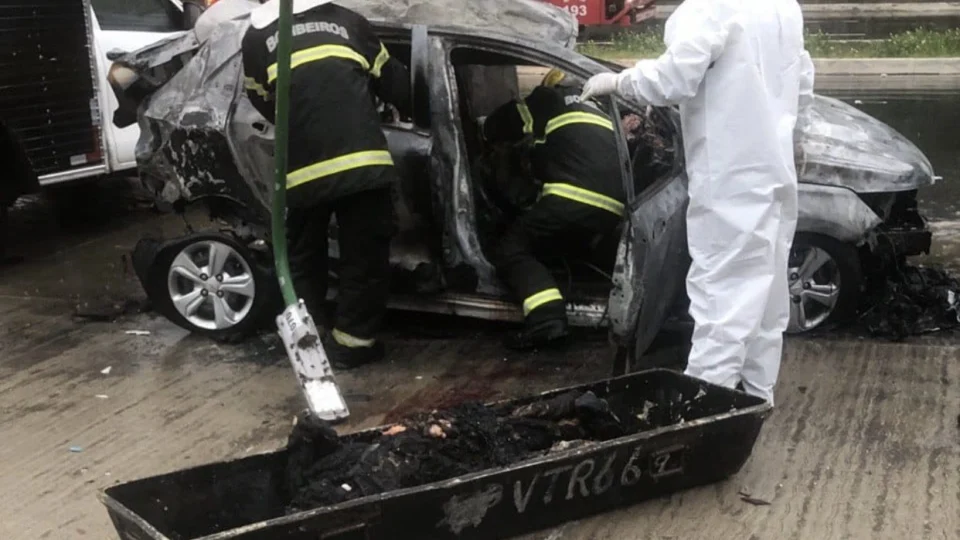 Motorista de app morre carbonizado após carro bater e pegar fogo em Manaus