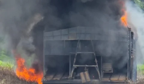 PF destrói balsa usada em garimpo ilegal no rio Juruá, no AM; veja fotos