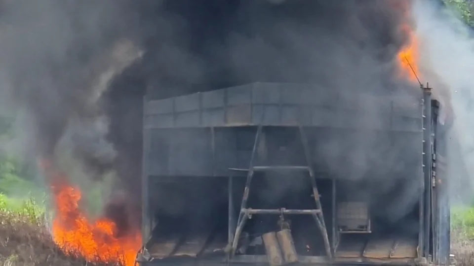 PF destrói balsa usada em garimpo ilegal no rio Juruá, no AM; veja fotos