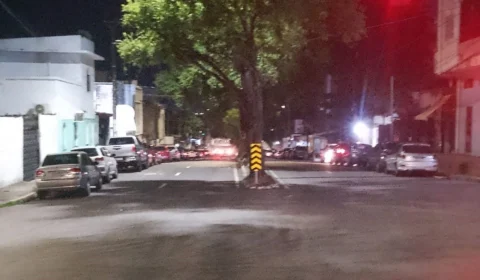 Placa pichada aumenta risco de acidentes em avenida do Centro de Manaus