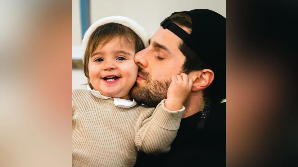 Romana Novais, mulher do Dj Alok, divulga que filha é internada com pneumonia