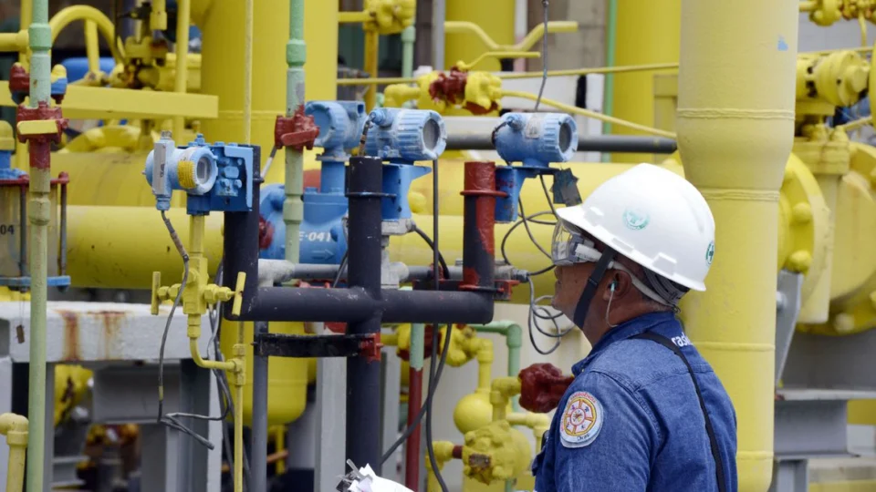 Atividade industrial desacelera e emprego cai em novembro, diz CNI