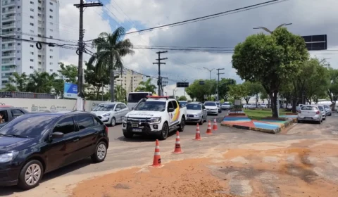Trânsito congestiona após tubulação de água romper na Zona Oeste de Manaus
