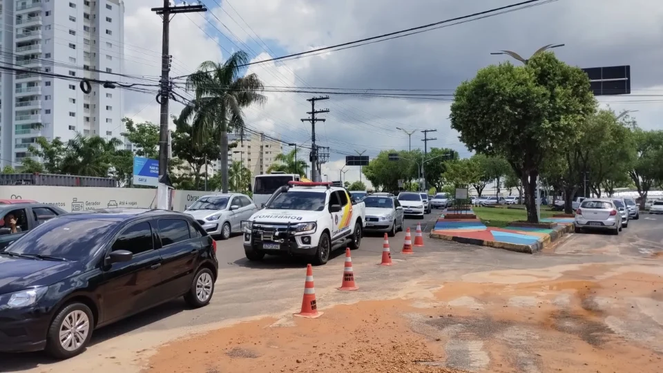 Trânsito congestiona após tubulação de água romper na Zona Oeste de Manaus