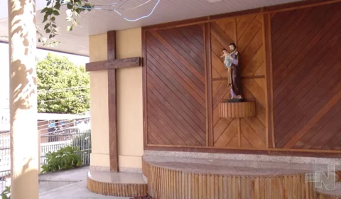 VÍDEO: suspeito furta fiação elétrica de dentro de igreja católica em Manaus