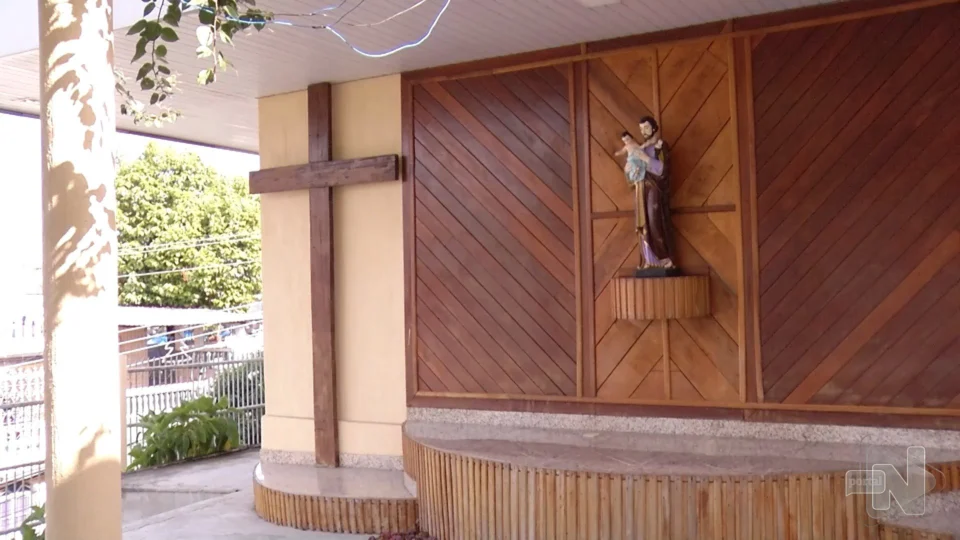 VÍDEO: suspeito furta fiação elétrica de dentro de igreja católica em Manaus