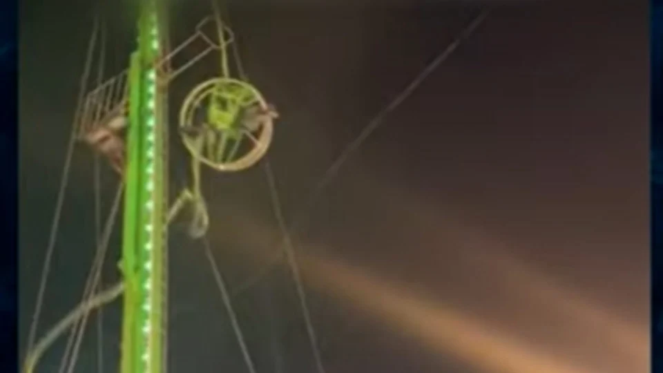 Vídeo: cabo de brinquedo rompe e deixa adolescentes pendurados em Londres