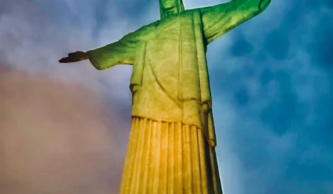 Cristo Redentor é iluminado de verde e amarelo para homenagear Pelé