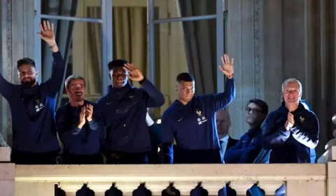 França é saudada pela torcida na Praça da Concórdia após vice na Copa do Catar