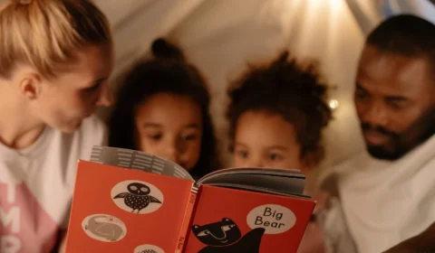 Histórias antes de dormir trazem benefícios para crianças, revela pesquisa