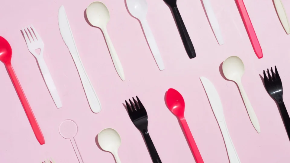 Inglaterra proíbe uso de colher, garfo e faca de plástico para proteger o ambiente