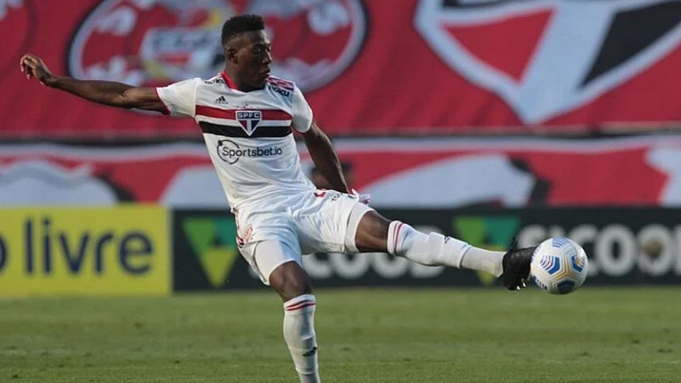 Vasco faz proposta ao São Paulo para contar com zagueiro Léo em 2023