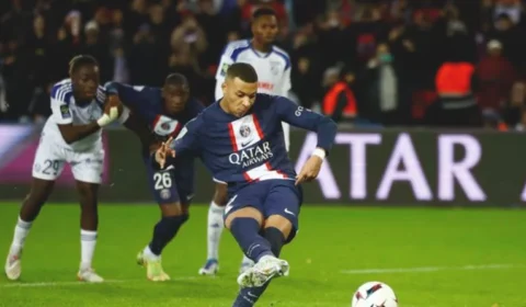 Com Neymar expulso, PSG vence Strasbourg por 2 a 1 e lidera Campeonato Francês