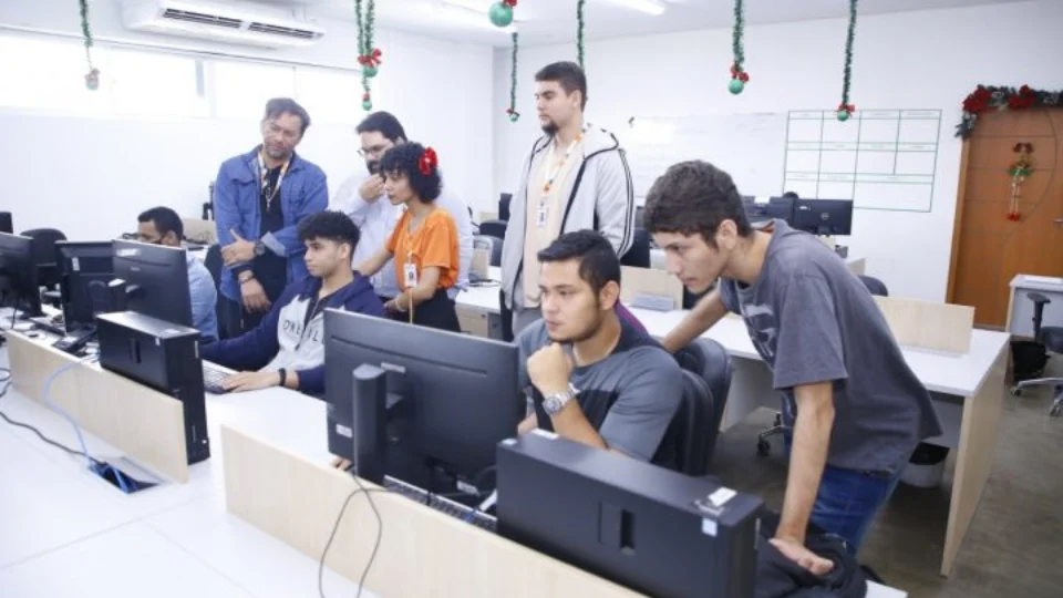 Prefeitura de Manaus paga dia 20 a 2ª parcela do 13º salário e deve injetar R$ 218 milhões na economia local