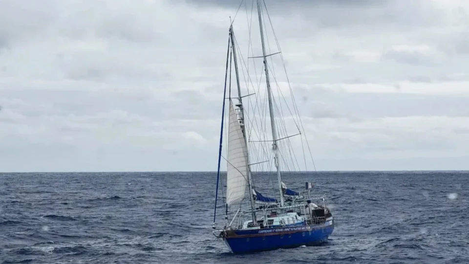 Pará: marinha resgata tripulação de veleiro à deriva em alto mar