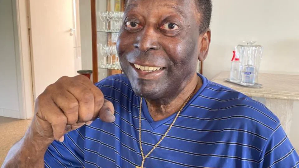 Internado para tratamento Pelé tranquiliza fãs: ‘Fazendo minha visita mensal ao hospital’