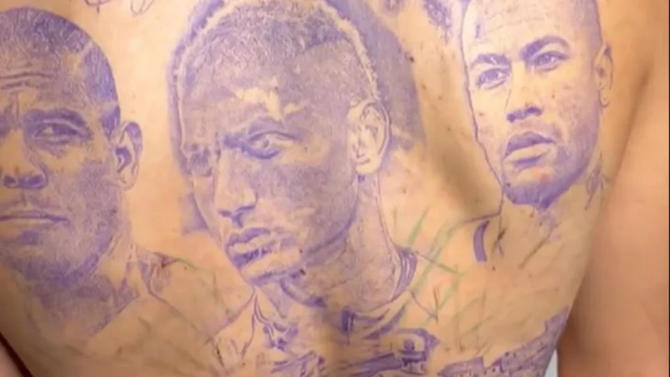 Richarlison tatua nas costas rostos de Neymar e de Ronaldo Fenômeno